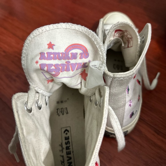 Converse White High-Top Sneakers with Floral Design - Picture 4 of 6